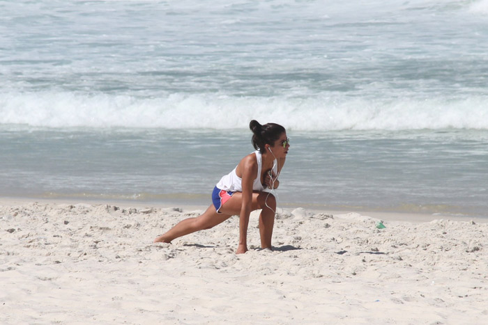 Anna Lima faz alongamento antes de corrida no Rio