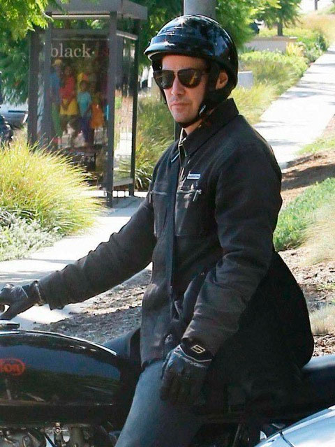 Charmoso, Keanu Reeves encara o trânsito da Califórnia com sua moto