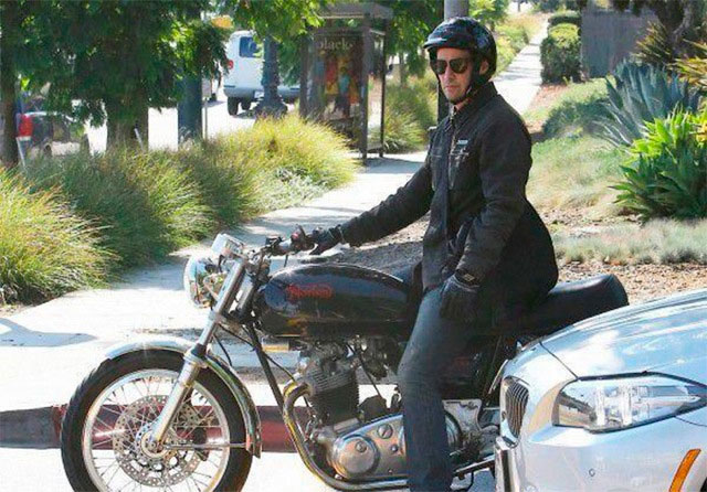 Charmoso, Keanu Reeves encara o trânsito da Califórnia com sua moto