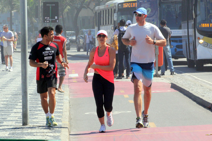 Tande corre com amiga na orla do Leblon, no Rio