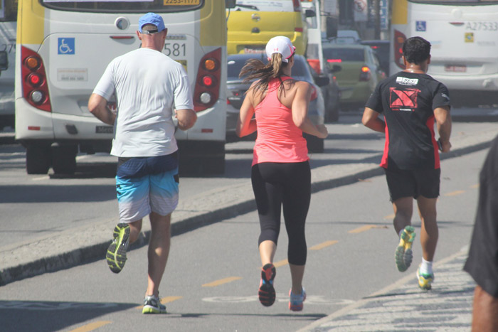 Tande corre com amiga na orla do Leblon, no Rio