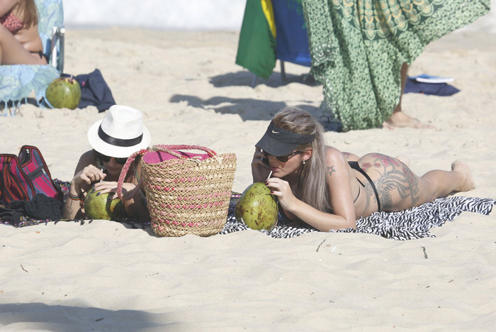 Thalita Zampirolli faz topless e quase paga peitinho em praia carioca