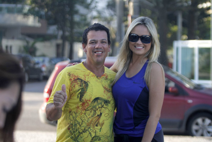 Simpática, Ellen Roche manda beijinho durante caminhada em orla carioca