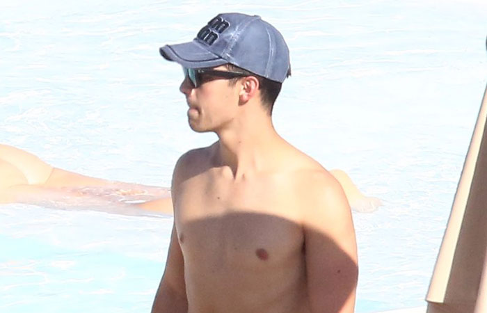 Joe Jonas curte piscina em hotel badalado do Rio de Janeiro