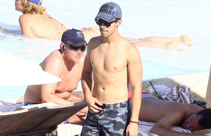 Joe Jonas curte piscina em hotel badalado do Rio de Janeiro