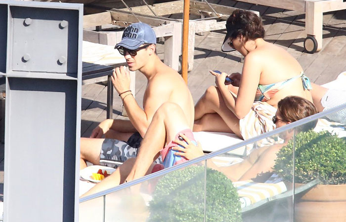 Joe Jonas curte piscina em hotel badalado do Rio de Janeiro