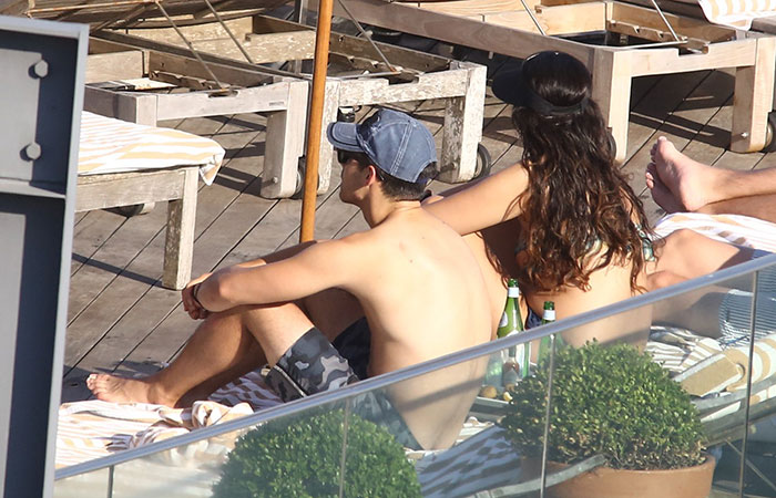 Joe Jonas curte piscina em hotel badalado do Rio de Janeiro