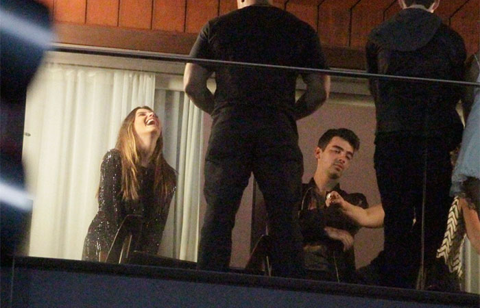 Giovanna Lancellotti e Joe Jonas são flagrados curtindo a noite juntinhos