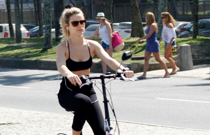 Bianca Bin passeia de bicicleta em dia de sol no Rio de Janeiro