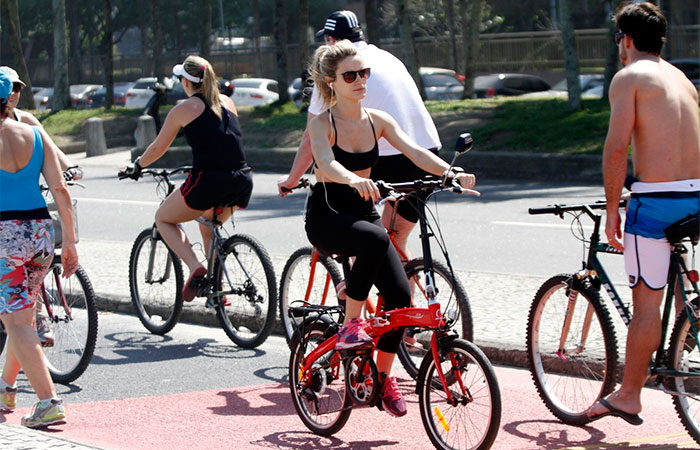 Bianca Bin passeia de bicicleta em dia de sol no Rio de Janeiro