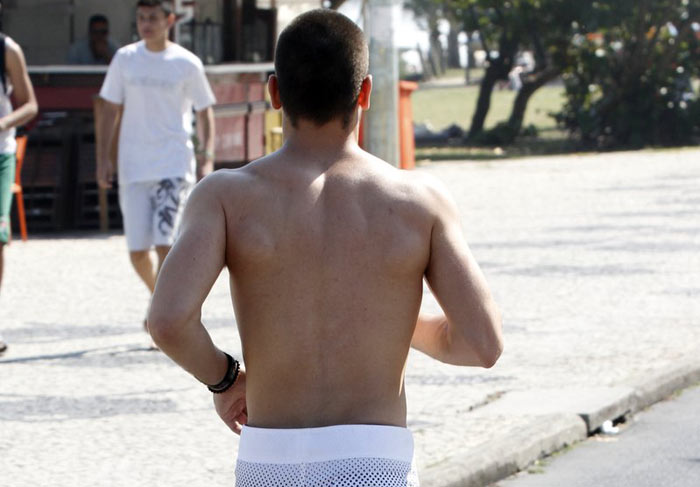 Daniel Rocha tira a camisa e mostra corpo sarado durante corrida na praia