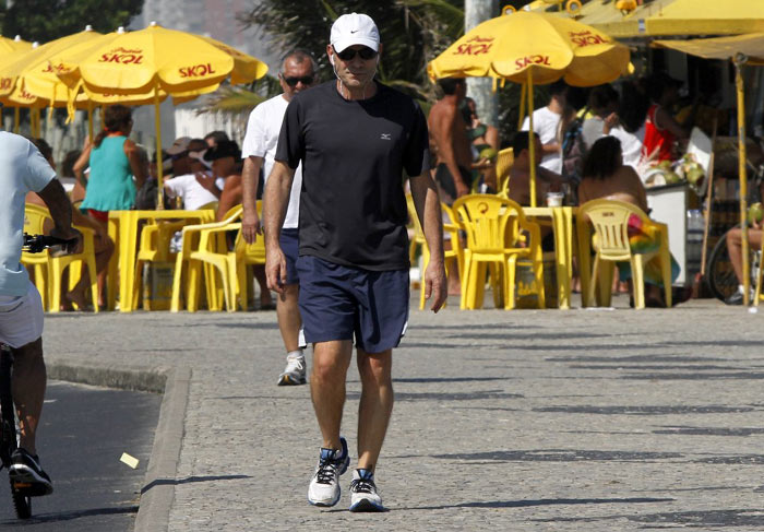 Marco Ricca faz caminhada na orla da Barra da Tijuca