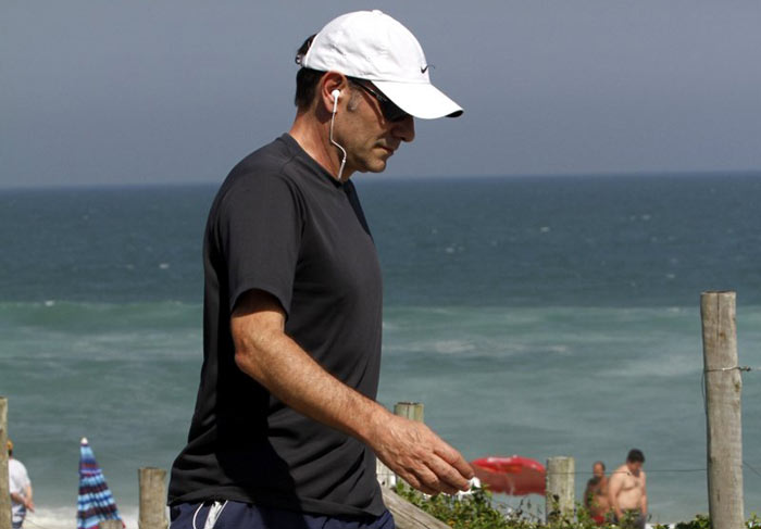 Marco Ricca faz caminhada na orla da Barra da Tijuca