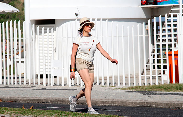 Estilosa, Christiane Torloni caminha na orla carioca