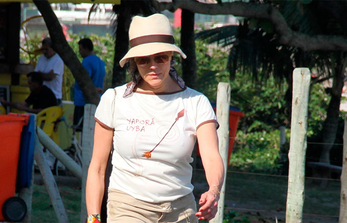Estilosa, Christiane Torloni caminha na orla carioca