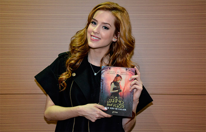 Sophia Abrahão recebe o apoio da mãe no lançamento do seu 1º livro