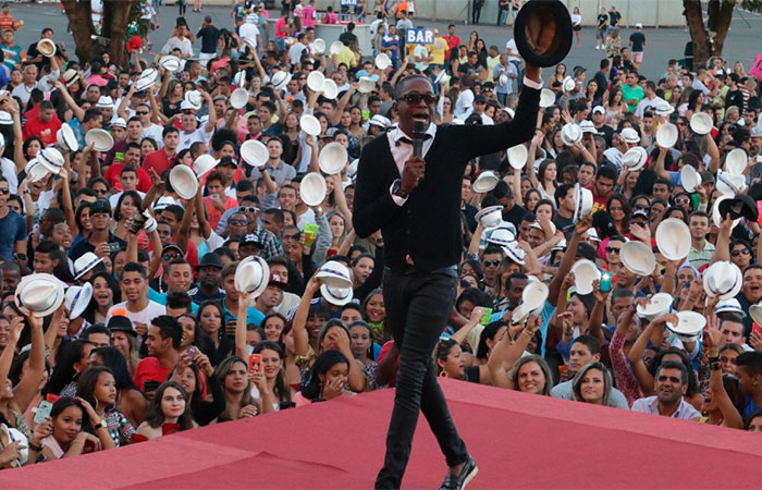 Alexandre Pires e Thiaguinho agitam o Samba Brasília