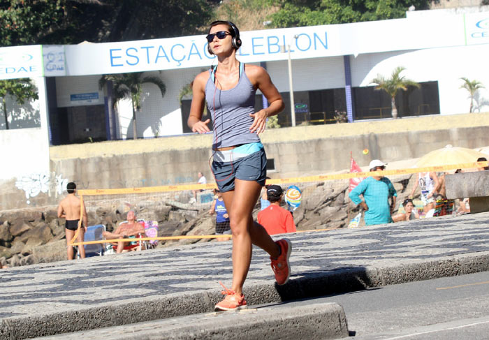 Letícia Wiermann faz caminhada na orla do Leblon