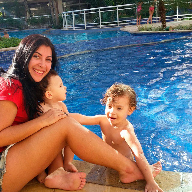 Priscila Pires aproveita calor junto com os filhos