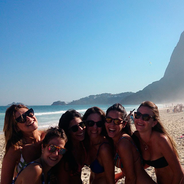  Fernanda Paes Leme curte praia com as amigas: 