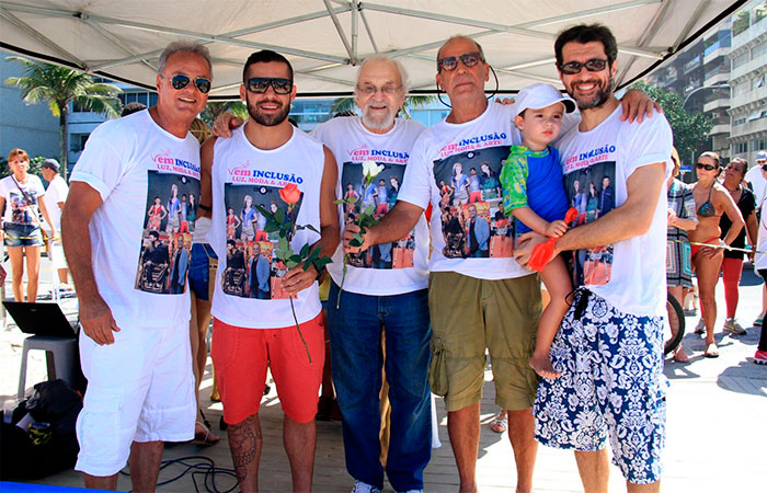 Yuri Fernandes, Kadu Moliterno e mais famosos desfilam à beira da praia