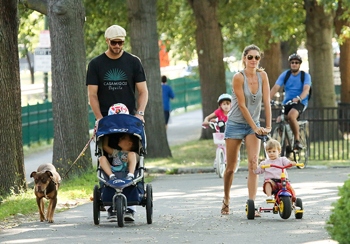 Dia no parque! Gisele Bündchen em tarde de chamego com a filha e o marido