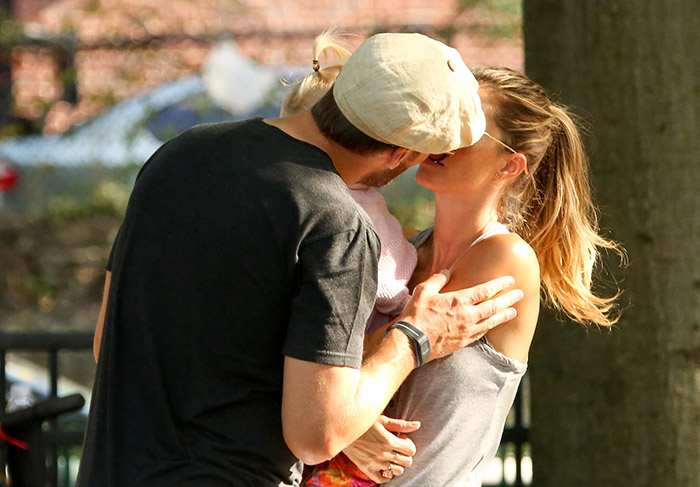 Dia no parque! Gisele Bündchen em tarde de chamego com a filha e o marido