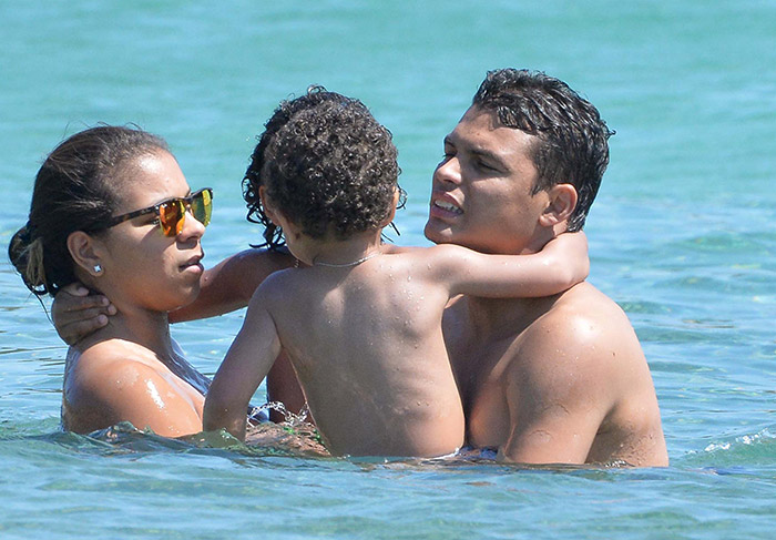 Thiago Silva curte praia com a família na Itália