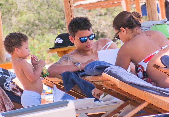 Thiago Silva curte praia com a família na Itália