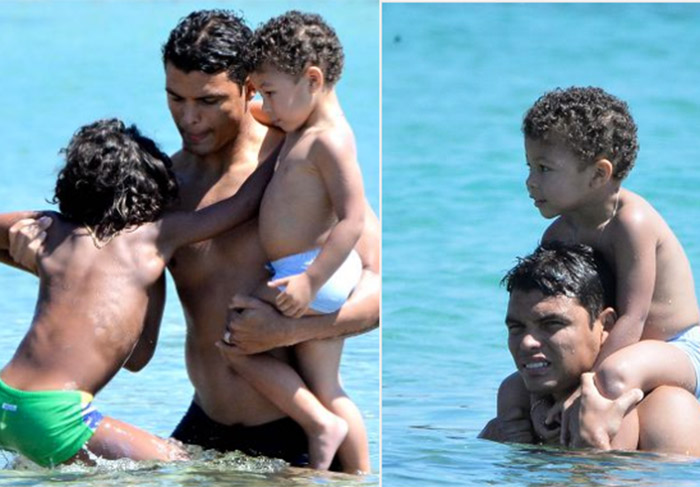 Thiago Silva curte praia com a família na Itália