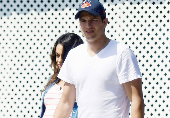 Ao lado de Ashton Kutcher, Mila Kunis exibe barrigão de grávida enorme durante passeio 