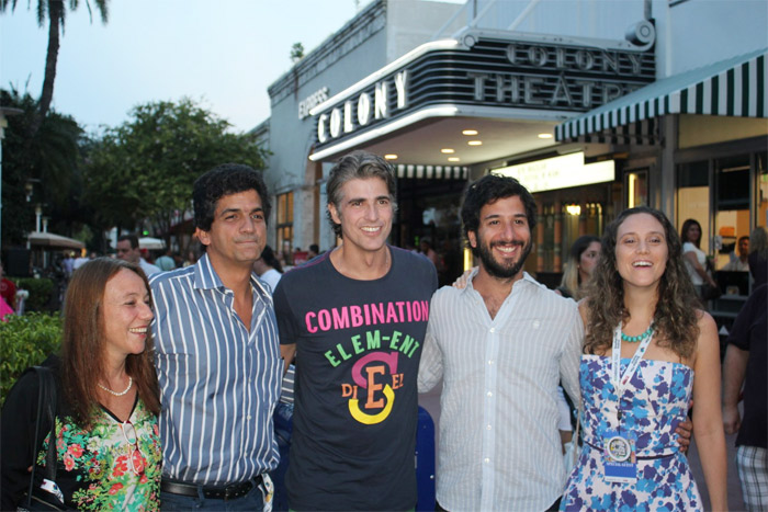 Reynaldo posa com amigos antes de entrar no Colony Theatre para divulgação dos vencedores do Festival de Cinema Brasileiro de Miami