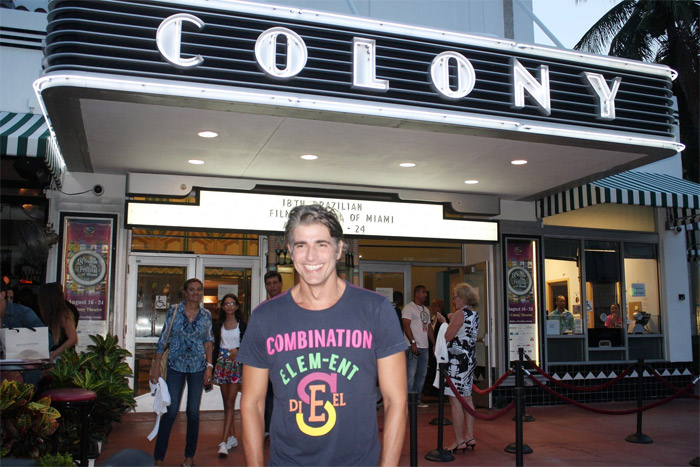 Reynaldo Gianecchini posa em frente ao Colony Theatre, onde acontece o Festival de Cinema Brasileiro de Miami, desde 1997