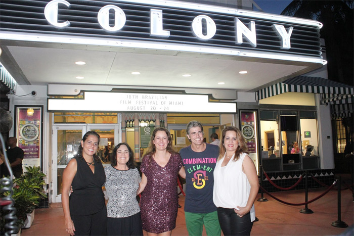 Reynaldo Gianecchini e Regina Duarte posam com amigas na entrada do cinema no Braziliam Film Festival of Miami