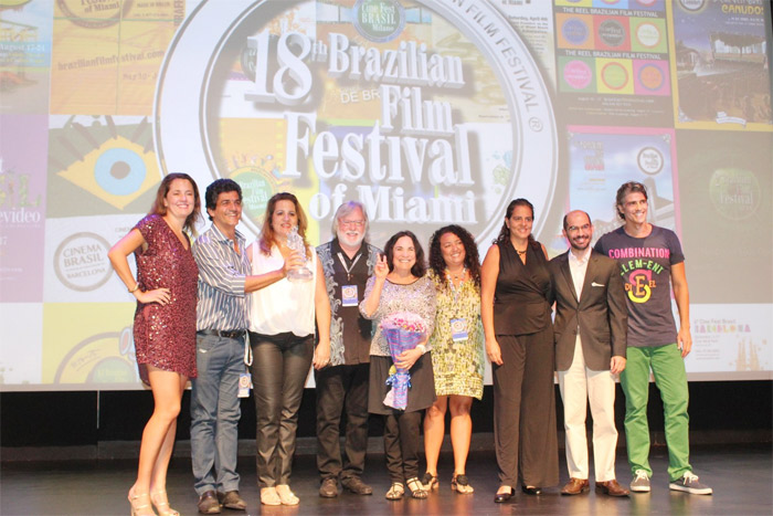 Atores sobem ao palco depois de homenagem a José Wilker no 18º Festival de Cinema Brasileiro de Miami