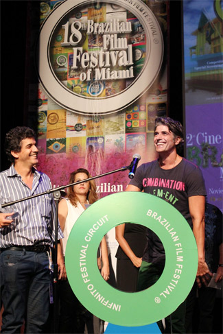 Reynaldo Gianecchini ganha prêmio no Festival de Cinema Brasileiro em Miami e comemora sucesso internacional de SOS - Mulheres ao Mar