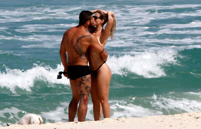 Em clima de romance, Yuri Fernandes e Ângela Souza curtem dia de sol no Rio