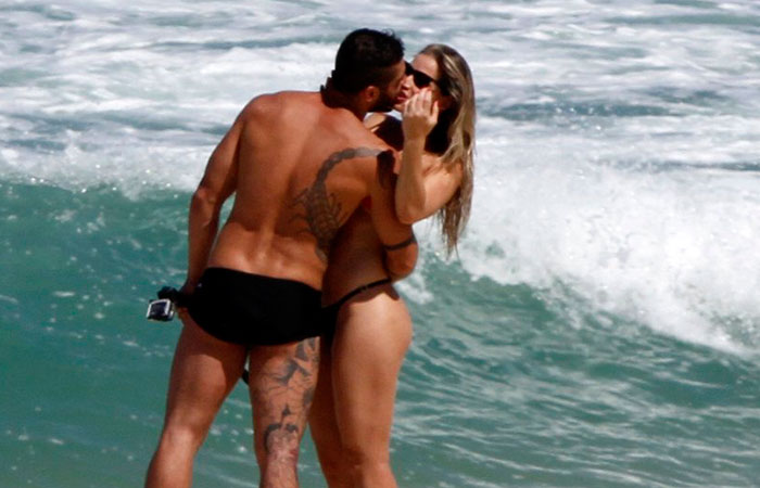 Em clima de romance, Yuri Fernandes e Ângela Souza curtem dia de sol no Rio