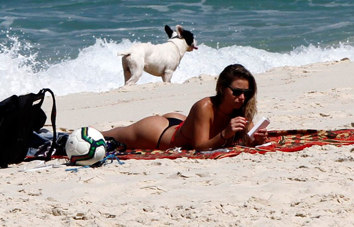 Em clima de romance, Yuri Fernandes e Ângela Souza curtem dia de sol no Rio