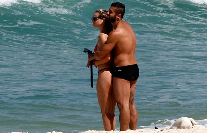 Em clima de romance, Yuri Fernandes e Ângela Souza curtem dia de sol no Rio