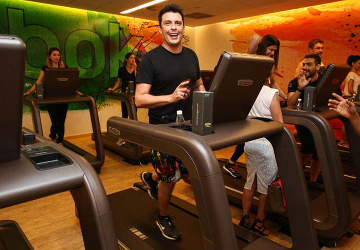 Recém-papai, Ceará corre na esteira em evento fitness