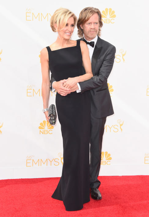 Emmy 2014: Felicity Huffman perde sapato na chegada e é auxiliada pelo marido