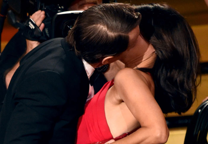 Bryan Cranston dá beijão em Julia Louis-Dreyfus durante premiação