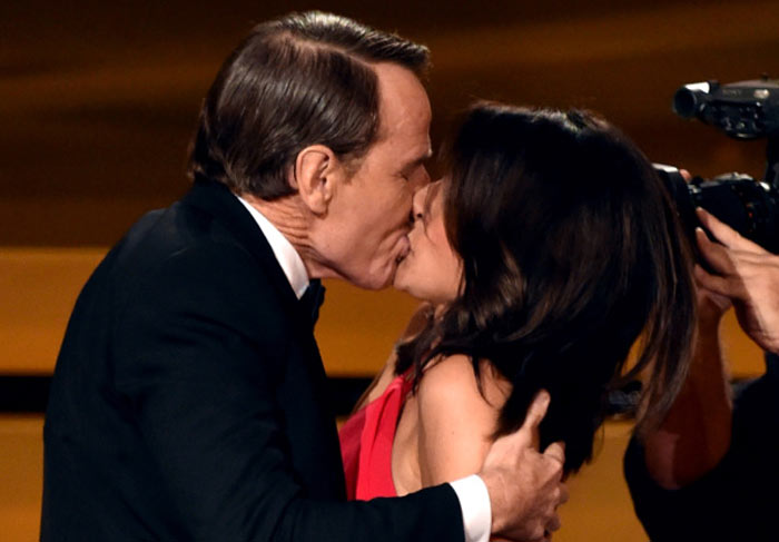 Bryan Cranston dá beijão em Julia Louis-Dreyfus durante premiação