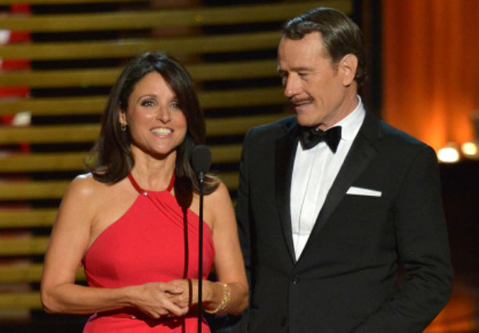 Bryan Cranston dá beijão em Julia Louis-Dreyfus durante premiação