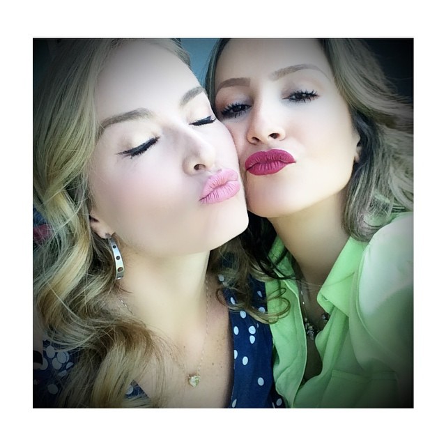 Claudia Leitte e Angélica mandam beijo em selfie