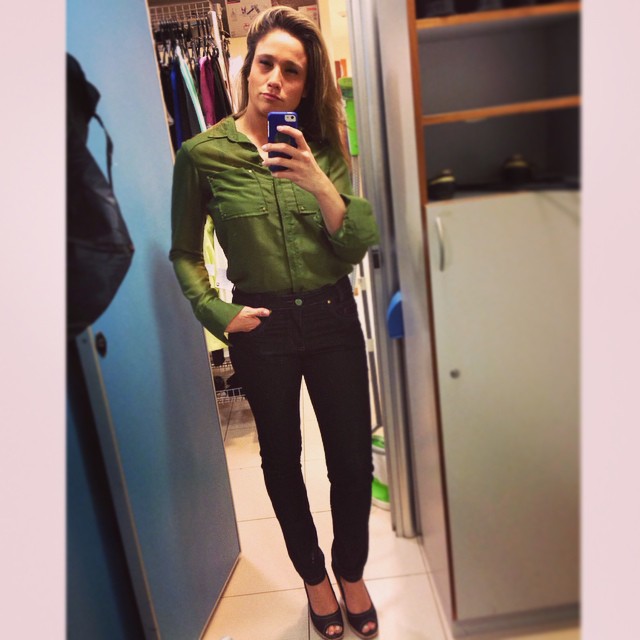 Fernanda Gentil se veste para o trabalho e faz piada: ‘Treinando’