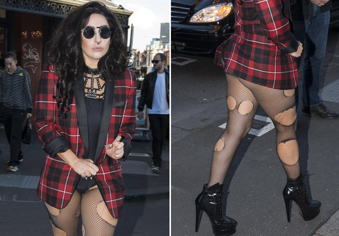 Lady Gaga deixa bumbum à mostra ao ir em bar na Austrália