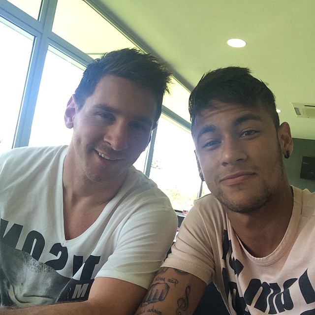 Neymar e Lionel Messi batem papo no centro de treinos do Barcelona