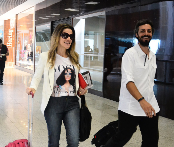 Com look descontraído, Ingrid Guimarães embarca em aeroporto no Rio